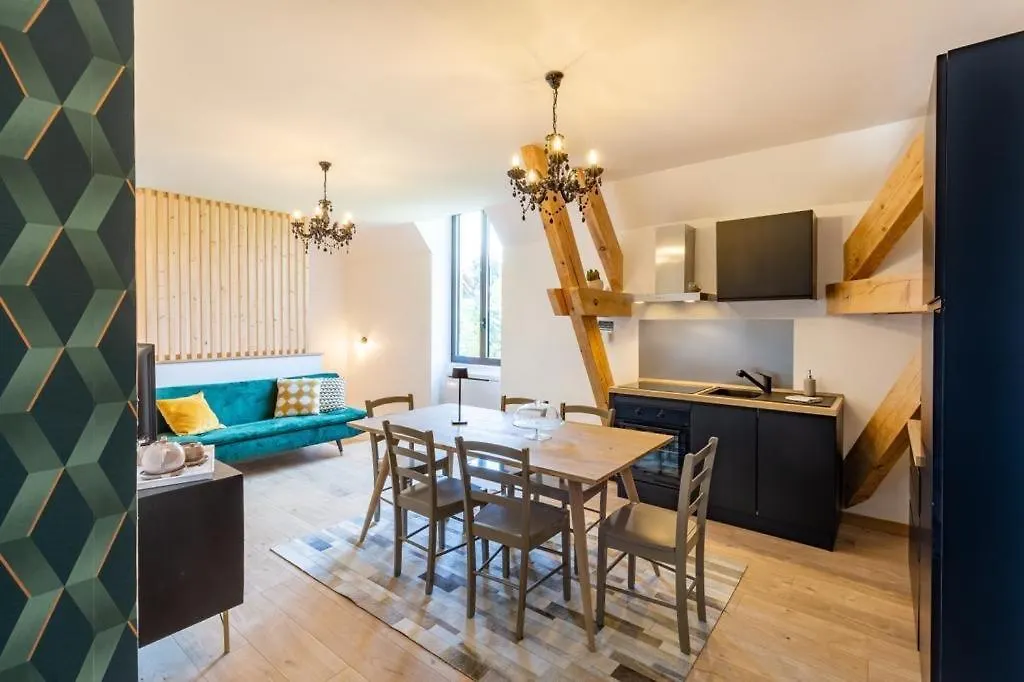 Chambres au Château du Mouillat Saint-Clair-de-la-Tour Maison d'hôtes
